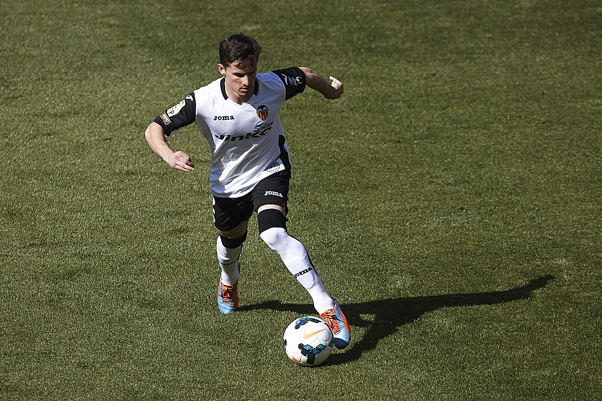 关于格拉纳达足球队成员经过艰苦训练备战国内赛事的信息