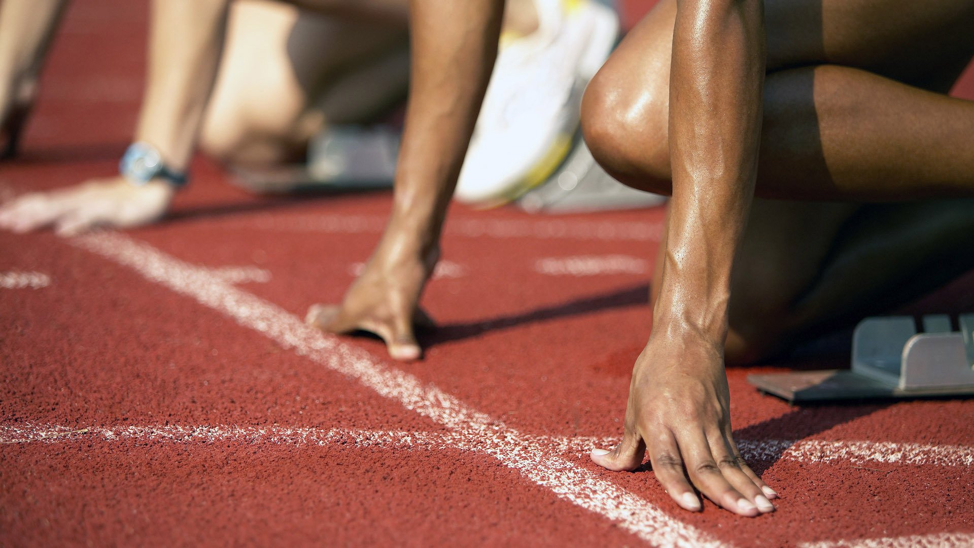 赛道与球场的双重奏，F1街道赛焦点战与开拓者击溃步行者的启示